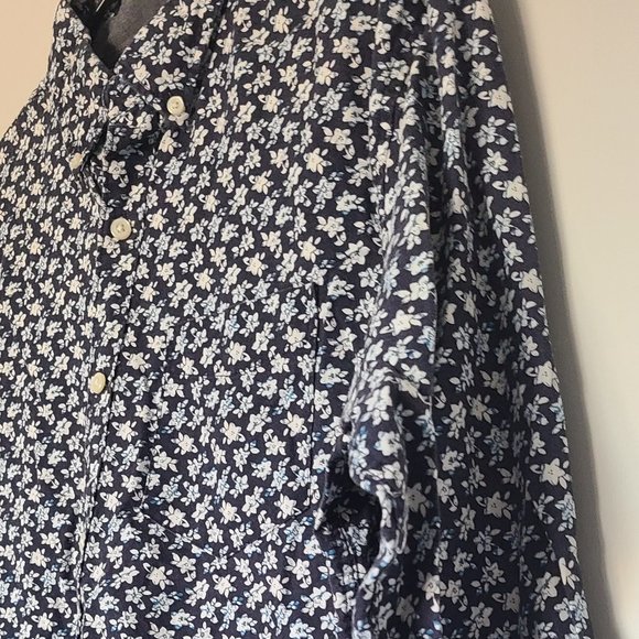 American Eagle button down Flower shirt. Great Quality! Stylish and comfortable - Picture 2 of 6